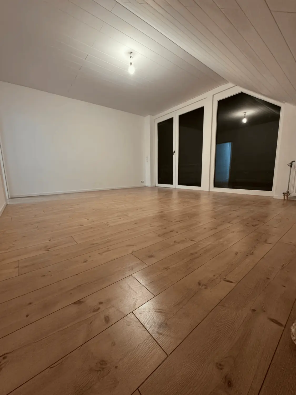 Runkel & Helbich Immobilien - Traumhafte Dachgeschosswohnung mit Panoramablick ins Wiedtal