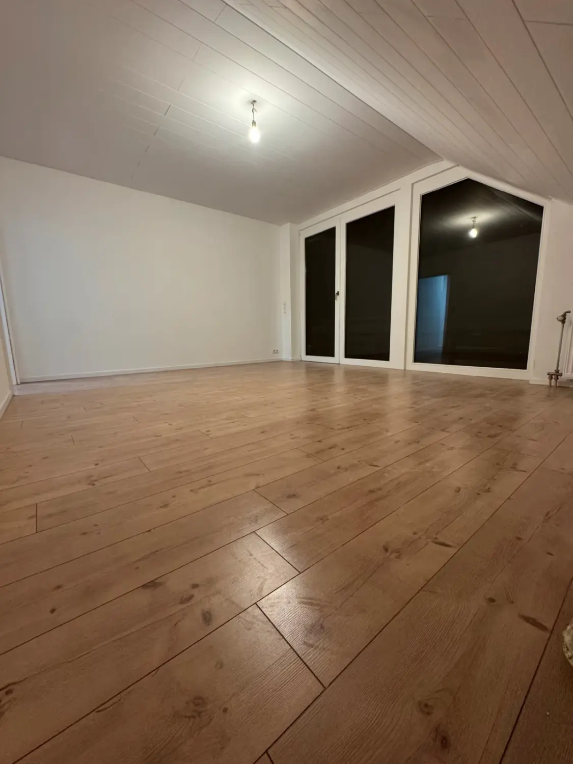Runkel & Helbich Immobilien - Traumhafte Dachgeschosswohnung mit Panoramablick ins Wiedtal