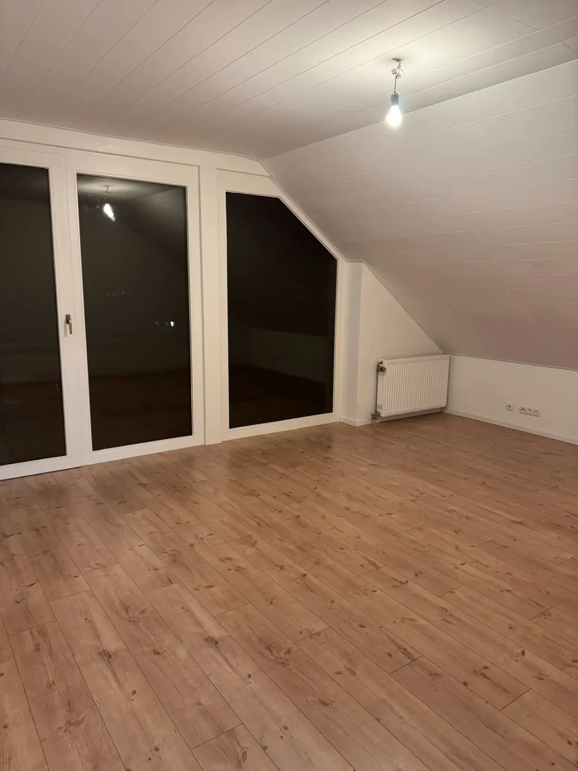 Runkel & Helbich Immobilien - Traumhafte Dachgeschosswohnung mit Panoramablick ins Wiedtal
