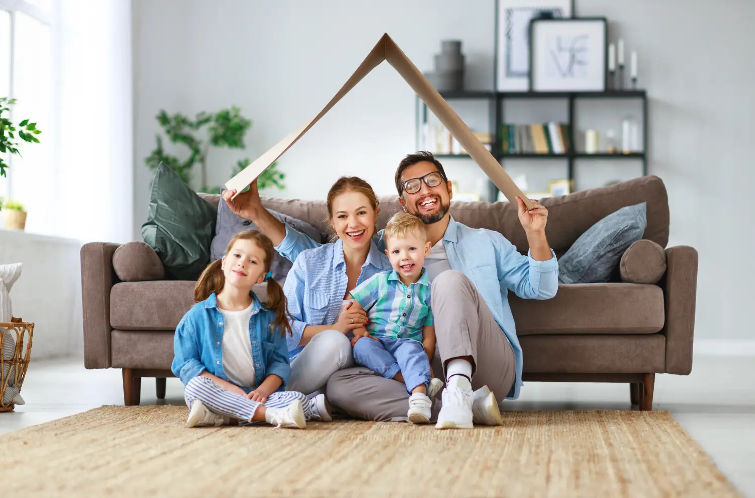 Glückliche Familie Mutter Vater und Kinder mit Dach zu Hause.