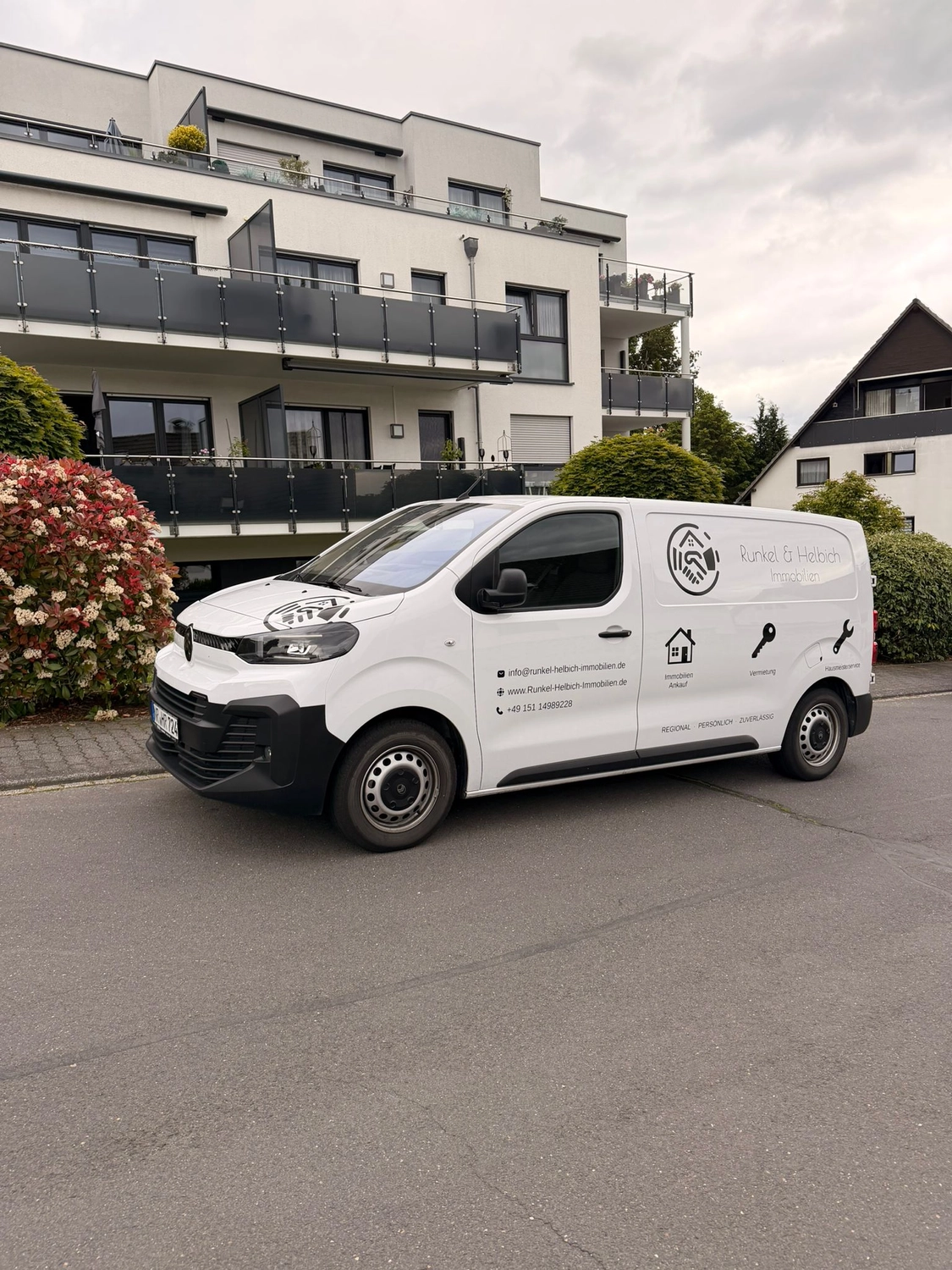 Glückliche Familie auf dem Bett liegend zu Hause